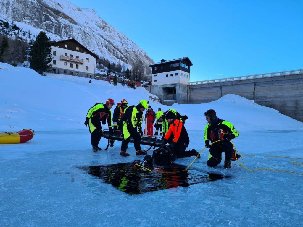 Al lago di Fedaia l’esercitazione interforze con Corpo permanente, Distretto dei Vigili del fuoco volontari della Val di Fassa e Nucleo volontari alpini (Nuvola)