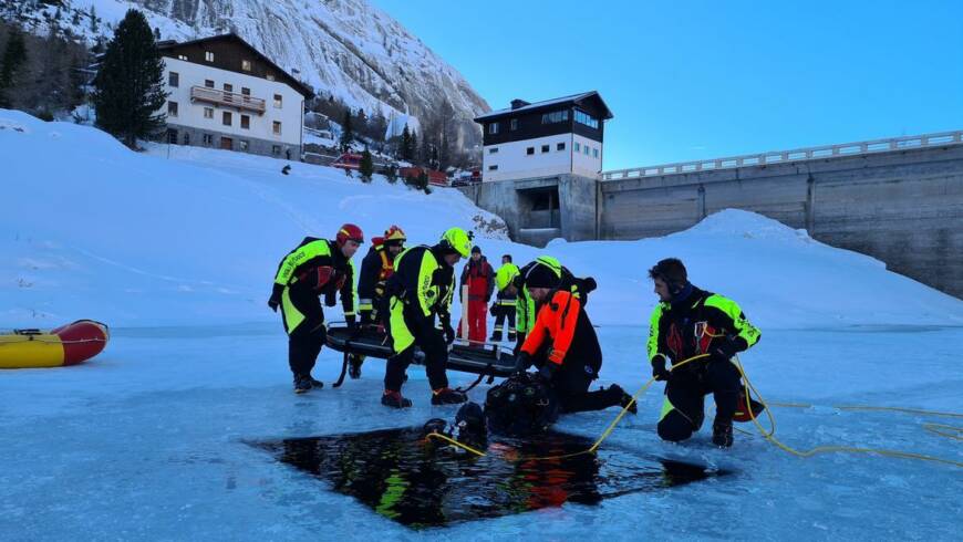 Al lago di Fedaia l’esercitazione interforze con Corpo permanente, Distretto dei Vigili del fuoco volontari della Val di Fassa e Nucleo volontari alpini (Nuvola)